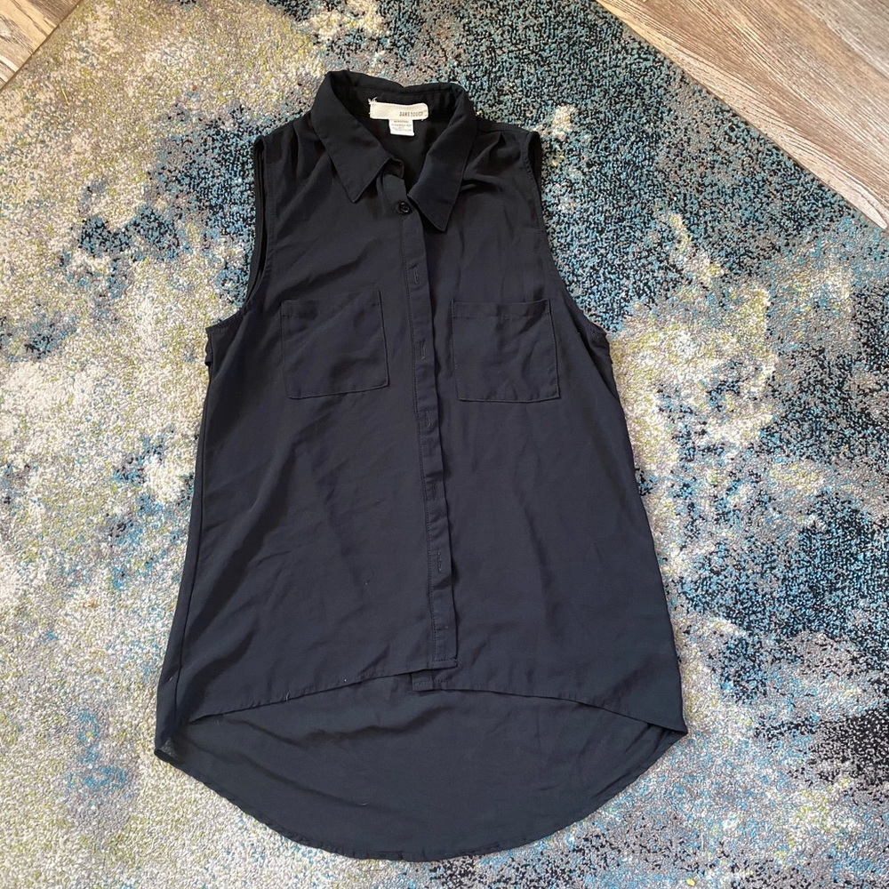 Women’s button up tank.